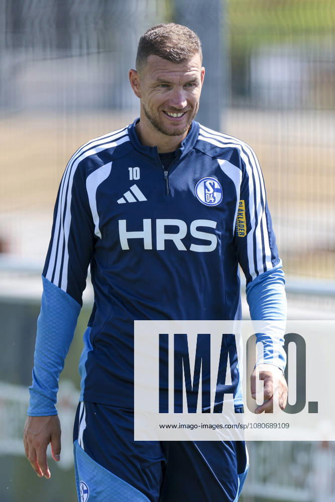 Soccer, FC Schalke 04 Training Session, Edin Dzeko, FC Schalke 04, Gelsenkirchen, FC Schalke 04 Training Facility, North Rhine-Westphalia, Germany, xRHR, PHOTO YYx
