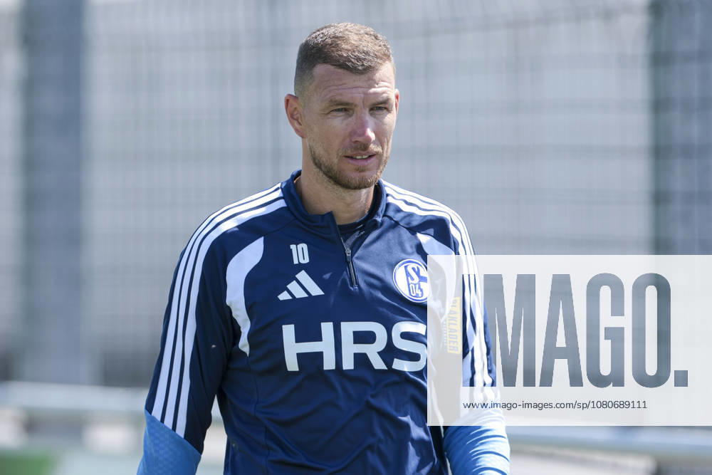 Soccer, FC Schalke 04 Training Session, Edin Dzeko, FC Schalke 04, Gelsenkirchen, FC Schalke 04 Training Facility, North Rhine-Westphalia, Germany, xRHR, PHOTO YYx