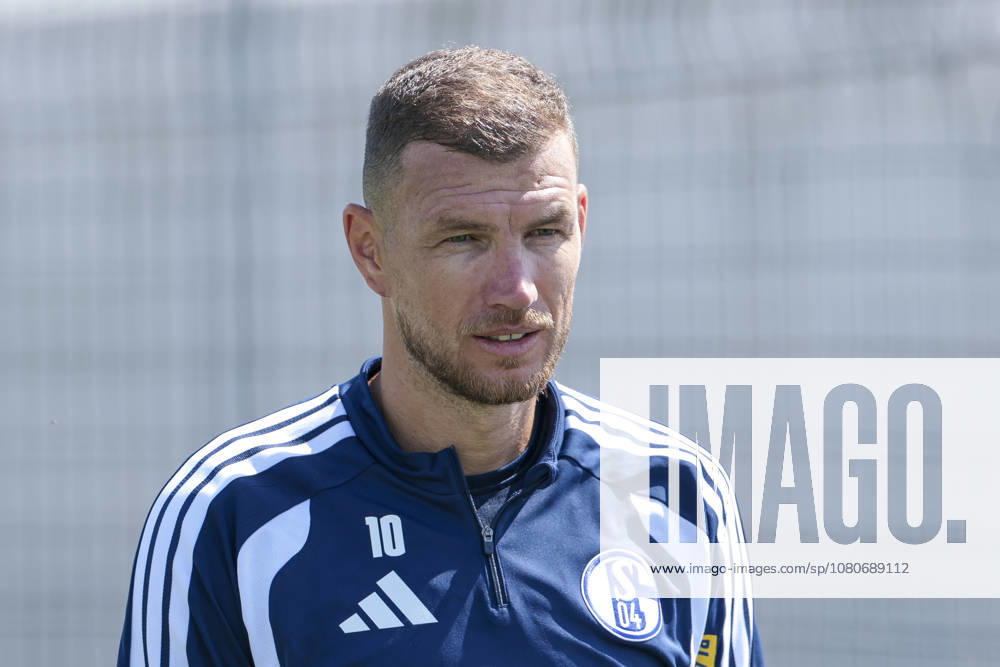 Soccer, FC Schalke 04 Training Session, Edin Dzeko, FC Schalke 04, Gelsenkirchen, FC Schalke 04 Training Facility, North Rhine-Westphalia, Germany, xRHR, PHOTO YYx