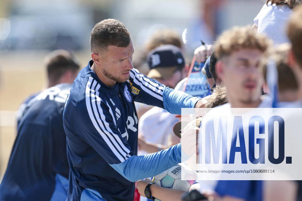 Soccer, FC Schalke 04 Training Session, Edin Dzeko, FC Schalke 04 Signs Autographs for Fans, Gelsenkirchen, FC Schalke 04 Training Facility, North Rhine-Westphalia, Germany, xRHR, PHOTO YYx