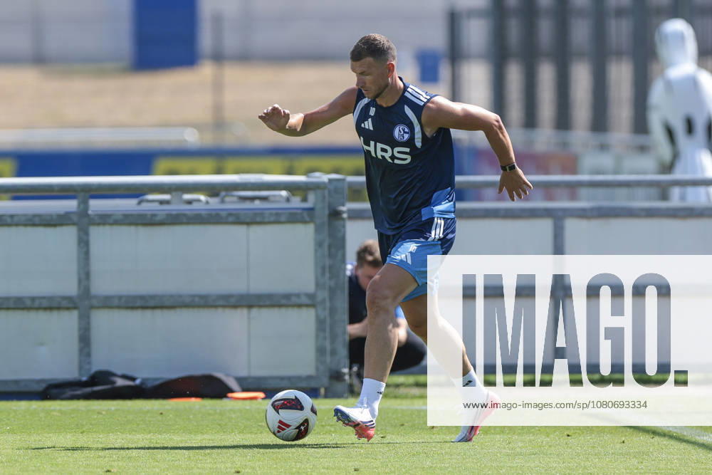 Soccer, FC Schalke 04 Training: Edin Dzeko trains individually with the ball at the FC Schalke 04 training facility in Gelsenkirchen, North Rhine-Westphalia, Germany xRHR PHOTO YYx