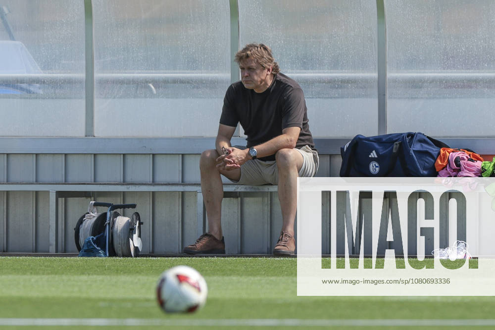 Soccer, FC Schalke 04 Training Session, Director of Professional Soccer Youri Mulder, FC Schalke 04, Gelsenkirchen, FC Schalke 04 Training Facility, North Rhine-Westphalia, Germany, xRHR PHOTO YYx
