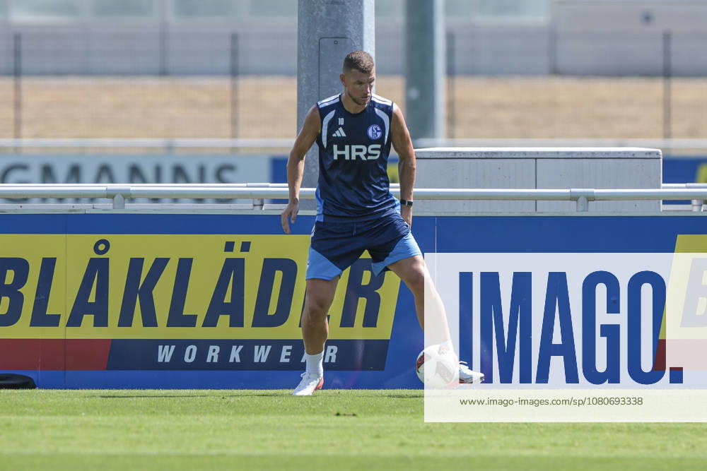 Soccer, FC Schalke 04 Training: Edin Dzeko; FC Schalke 04 Training Individually; Gelsenkirchen; FC Schalke 04 Training Facility; North Rhine-Westphalia, Germany; xRHR; PHOTO YYx