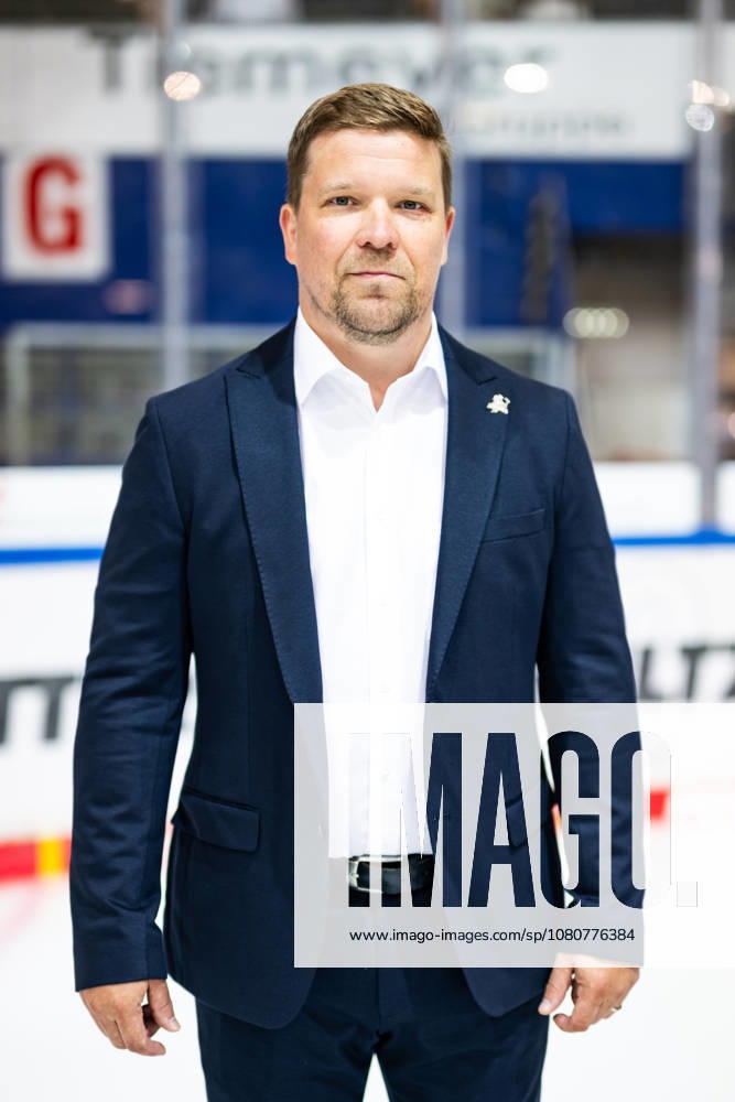 Jannu Kujala, Co-Coach, Assistant Coach, Performance Coach, Iserlohn Roosters, GER, first joint on-ice practice for the Iserlohn Roosters, ice hockey, Penny DEL, preseason, 2026–2027 season, August 8, 2026, GER, first joint on-ice practice for the Iserlohn Roosters, ice hockey, Penny DEL, preseason, 2026–2027 season, August 8, 2026, Iserlohn
