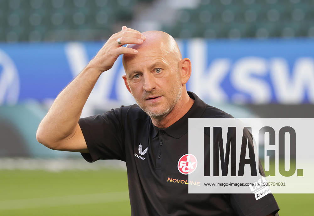 Coach Torsten Lieberknecht, 1. FC Kaiserslautern Soccer, Men s Team, 2026–2027 Season, 2. Bundesliga, Volkswagen Arena, VfL Wolfsburg vs. 1 FC Kaiserslautern DFL REGULATIONS PROHIBIT ANY USE OF PHOTOGRAPHS AS IMAGE SEQUENCES AND OR QUASI-VIDEO