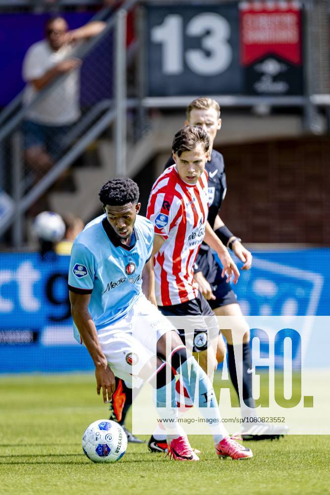 ROTTERDAM: SC Feyenoord Rotterdam forward Gaoussou Diarra and Sparta Rotterdam forward Nokkvi Thorisson during the Vriendenloterij Eredivisie match between Sparta and Feyenoord at Stadion Het Kasteel on August 9, 2026, in Rotterdam, Netherlands. Photo by DeFodi Images
