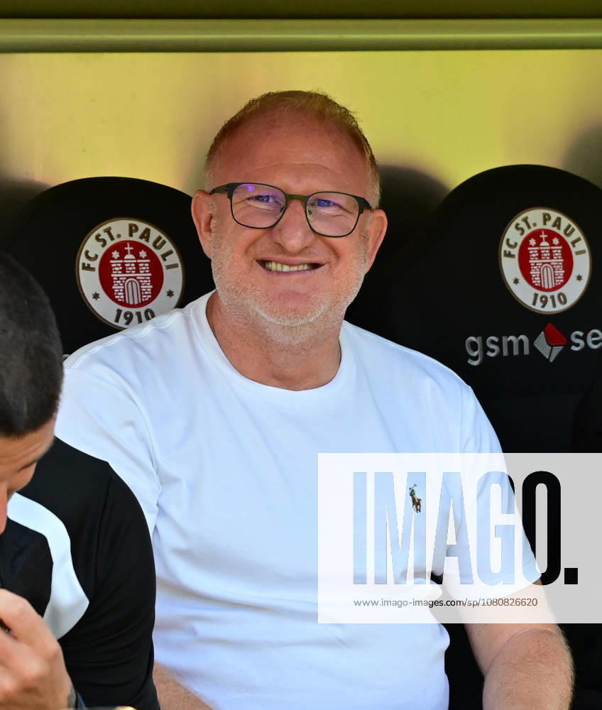 GER Soccer, Men, 2nd Division, Matchday 1, 2026–2027 Season, Hamburg, FC St. Pauli vs. SpVgg Greuther Fürth Coach Heiko Vogel Fürth DFB and DFL regulations prohibit any use of photographs as image sequences and or quasi-video DFB and DFL regulations prohibit any use of photographs as image sequences and or quasi-video Hamburg, Millerntorstadion, Hamburg, Germany