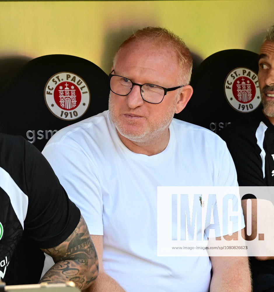 GER Soccer, Men, 2nd Division, Matchday 1, 2026–2027 Season, Hamburg, FC St. Pauli vs. SpVgg Greuther Fürth Coach Heiko Vogel Fürth DFB DFL regulations prohibit any use of photographs as image sequences and or quasi-video Hamburg Millerntorstadion Hamburg Germany