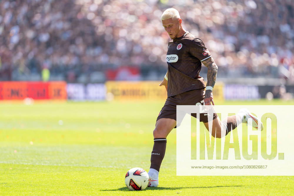 Louis Oppie, FC St. Pauli, 23rd cross, GER, FC St. Pauli vs. SpVgg Greuther Fürth, soccer, 2. Bundesliga, Matchday 1, 2026–2027 season, August 9, 2026 DFL regulations prohibit any use of photographs as image sequences and or quasi-video, GER, FC St. Pauli vs. SpVgg Greuther Fürth, soccer, 2. Bundesliga, Matchday 1, 2026–2027 season, August 9, 2026, Hamburg