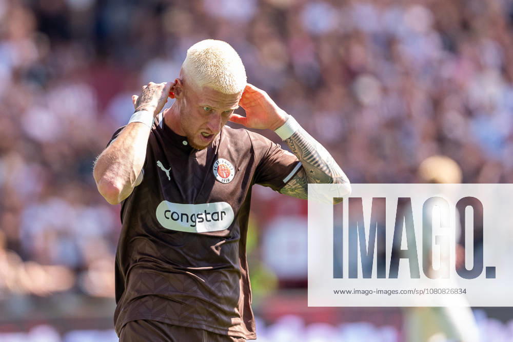 Louis Oppie, FC St. Pauli, 23, disappointed; Disappointment, GER, FC St. Pauli vs. SpVgg Greuther Fürth, Soccer, 2. Bundesliga, Matchday 1, 2026–2027 Season, August 9, 2026 DFL regulations prohibit any use of photographs as image sequences and or quasi-video, GER, FC St. Pauli vs. SpVgg Greuther Fürth, soccer, 2. Bundesliga, Matchday 1, 2026–2027 season, August 9, 2026, Hamburg