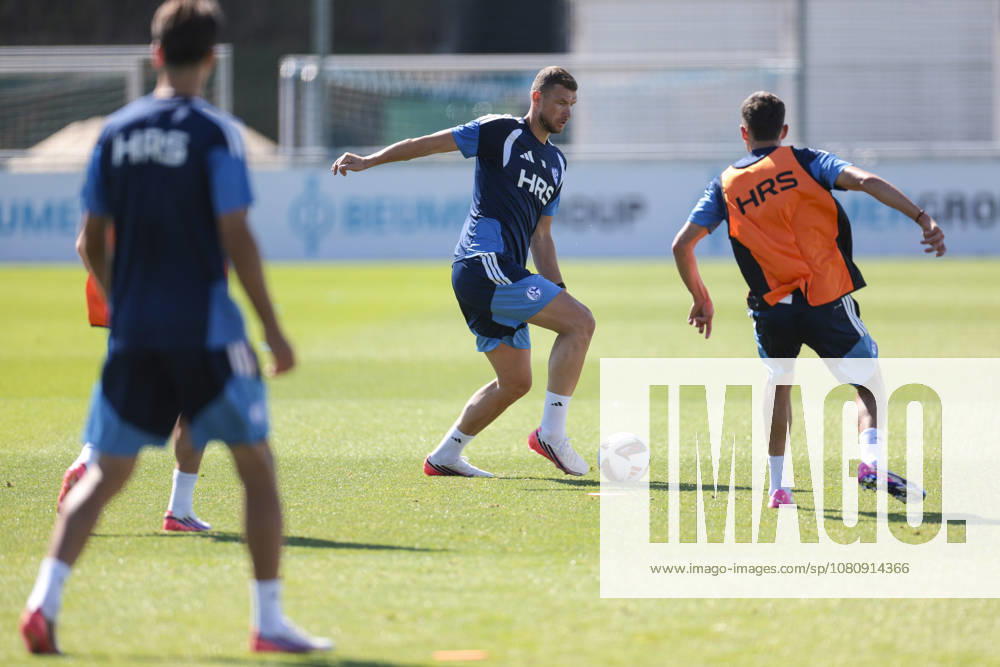 Soccer, FC Schalke 04 training session featuring Edin Dzeko (FC Schalke 04) and Dejan Ljubicic (FC Schalke 04), Gelsenkirchen, FC Schalke 04 training facility, North Rhine-Westphalia, Germany, xRHR PHOTO YYx