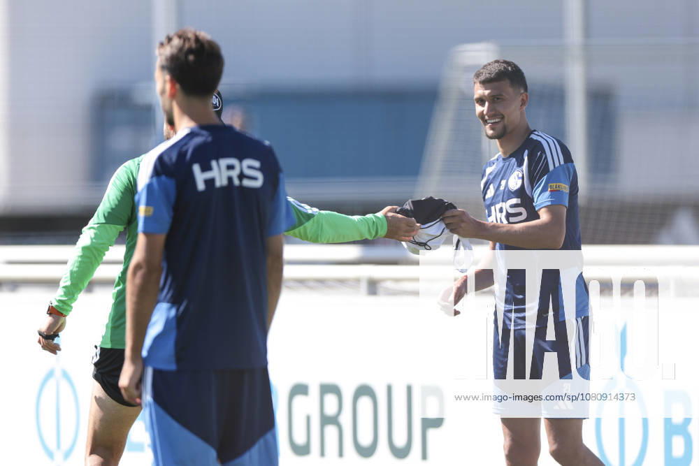 Soccer, FC Schalke 04 Training Dejan Ljubicic FC Schalke 04 Receives a Jersey Gelsenkirchen FC Schalke 04 Training Facility North Rhine-Westphalia, Germany xRHR PHOTO YYx