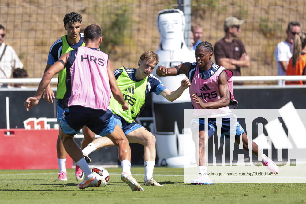 Soccer, FC Schalke 04 practice, featuring Finn Porath (FC Schalke 04) and Junior Adamu (FC Schalke 04), Gelsenkirchen, FC Schalke 04 training facility, North Rhine-Westphalia, Germany, xRHR PHOTO YYx
