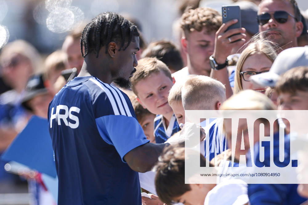 Soccer, FC Schalke 04 Junior Training, Dina Ebimbe, FC Schalke 04 Signs Autographs, Gelsenkirchen, FC Schalke 04 Training Facility, North Rhine-Westphalia, Germany, xRHR, PHOTO YYx