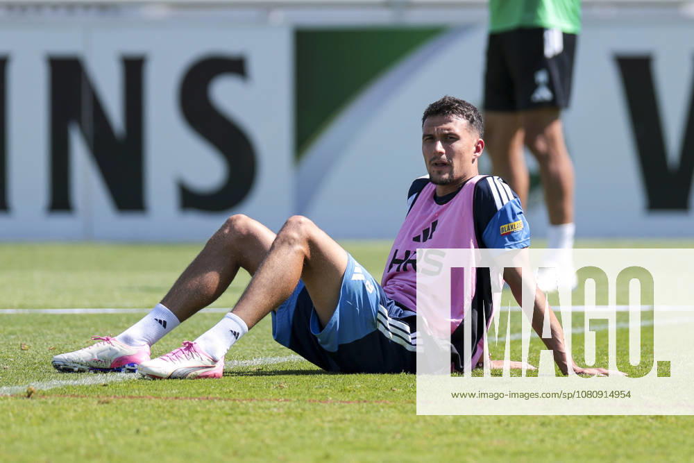 Soccer, FC Schalke 04 Training Dejan Ljubicic FC Schalke 04 is exhausted Gelsenkirchen FC Schalke 04 Training Facility NRW Germany xRHR PHOTO YYx