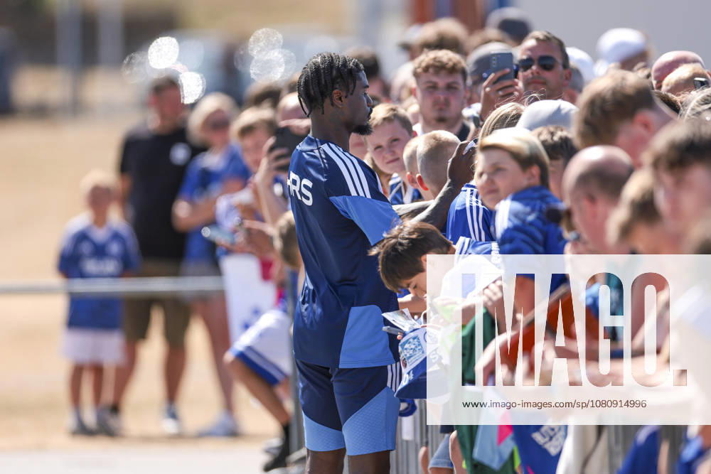 Soccer, FC Schalke 04 Junior Training, Dina Ebimbe, FC Schalke 04 Signs Autographs, Gelsenkirchen, FC Schalke 04 Training Facility, North Rhine-Westphalia, Germany, xRHR, PHOTO YYx