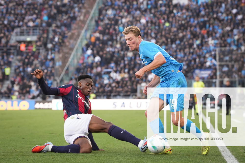 NapoliÕs Rasmus Hojlund fights for the ball with Bologna s Jhon Lucumi during the Serie A soccer match between Bologna and Napoli at the Renato DallÕAra Stadium in Bologna, north Italy - Sunday, November 9, 2025 -