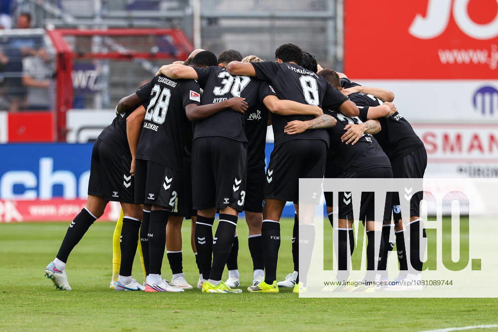 Soccer, 2. Bundesliga, VfL Osnabrück vs. FC Magdeburg, Stadion an der Bremer Brücke, Matchday 2, 2026–2027 season. Magdeburg team in a circle before kickoff. DFB regulations prohibit any use of photographs as image sequences and or quasi-video. Photo: WilkowskixPressefotoKochx, Lower Saxony, Germany