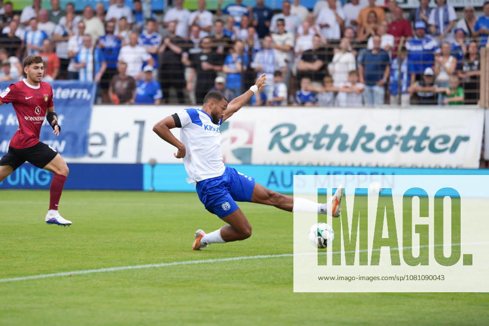 German Soccer, 3rd Division, Matchday 2, Hänsch Arena, SV Meppen vs. SG Sonnenhof Großaspach; Cyrill Akono (SV Meppen) narrowly misses the mark by 9