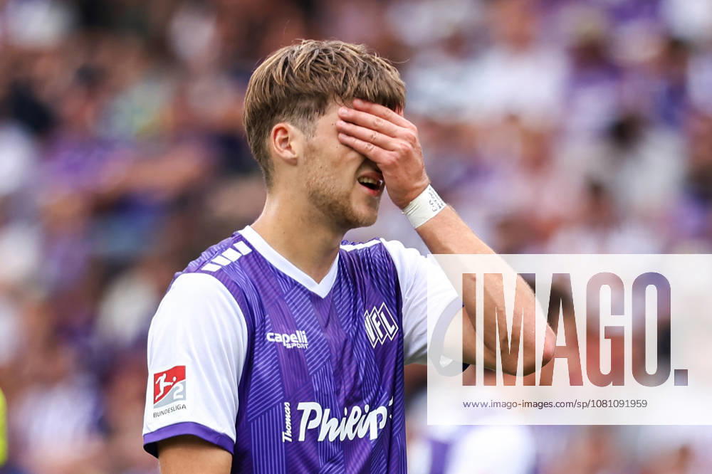 Soccer, 2. Bundesliga, VfL Osnabrück 1 FC Magdeburg, Stadion an der Bremer Brücke, Matchday 2, 2026–2027 Season; Bernd Riesselmann (VfL Osnabrück 22) covers his eyes with his hand. DFB regulations prohibit any use of photographs as image sequences and or quasi-video. Photo: WilkowskixPressefotoKochx, Lower Saxony, Germany