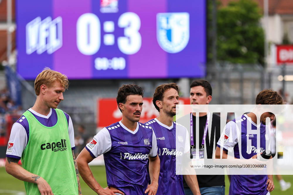 Soccer, 2. Bundesliga, VfL Osnabrück 1 FC Magdeburg, Stadion an der Bremer Brücke, Matchday 2, 2026–2027 Season Disappointed Osnabrück players stand in front of the fans after the final whistle. DFB regulations prohibit any use of photographs as image sequences and or quasi-video. Photo: WilkowskixPressefotoKochx, Lower Saxony, Germany