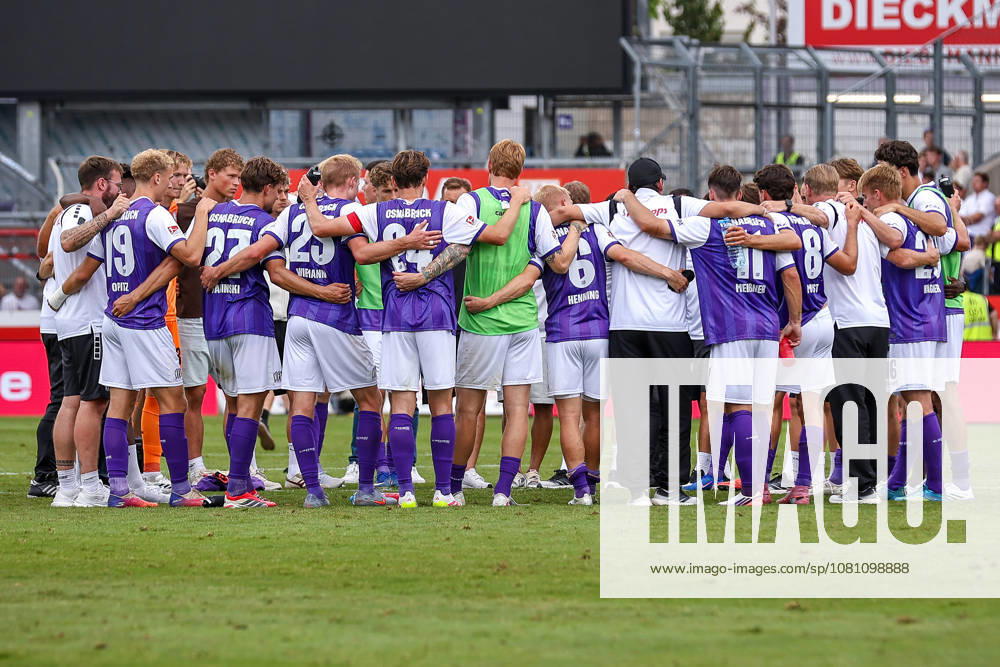 Soccer, 2. Bundesliga, VfL Osnabrück 1 FC Magdeburg, Stadion an der Bremer Brücke, Matchday 2, 2026–2027 season; team gathered in a circle after the final whistle. DFB regulations prohibit any use of photographs as image sequences and or quasi-video. Photo: WilkowskixPressefotoKochx, Lower Saxony, Germany