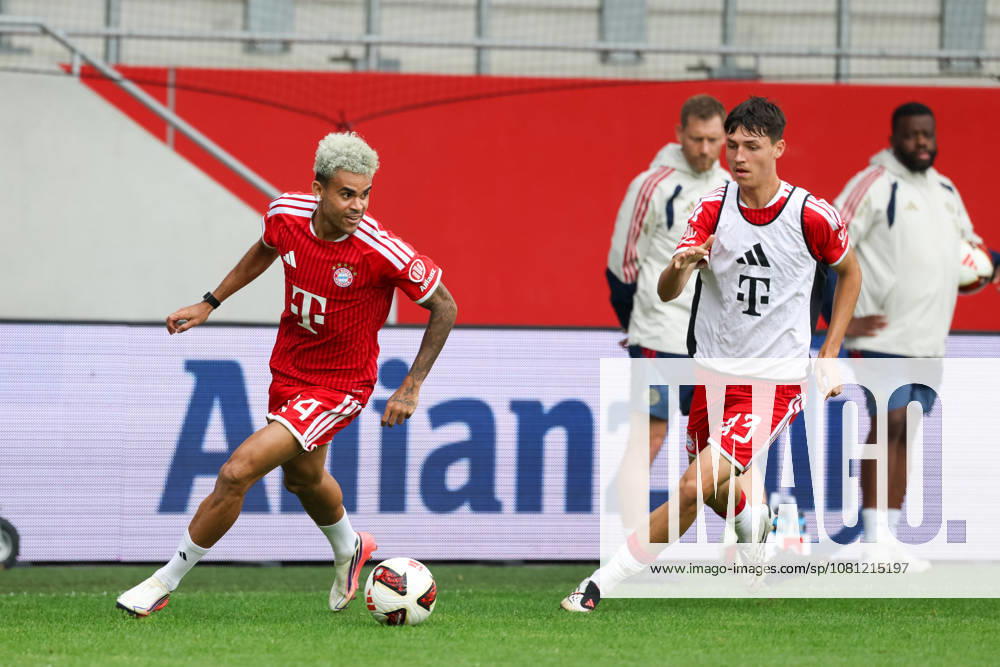 Luis Diaz, FC Bayern Munich, 14, with the ball, with Felip Pavic, FC Bayern Munich, 43, GER, Allianz FC Bayern Munich Team Day, soccer, 2026–2027 season, August 17, 2026, GER, Allianz FC Bayern Munich Team Day, soccer, 2026–2027 season, August 17, 2026, Munich