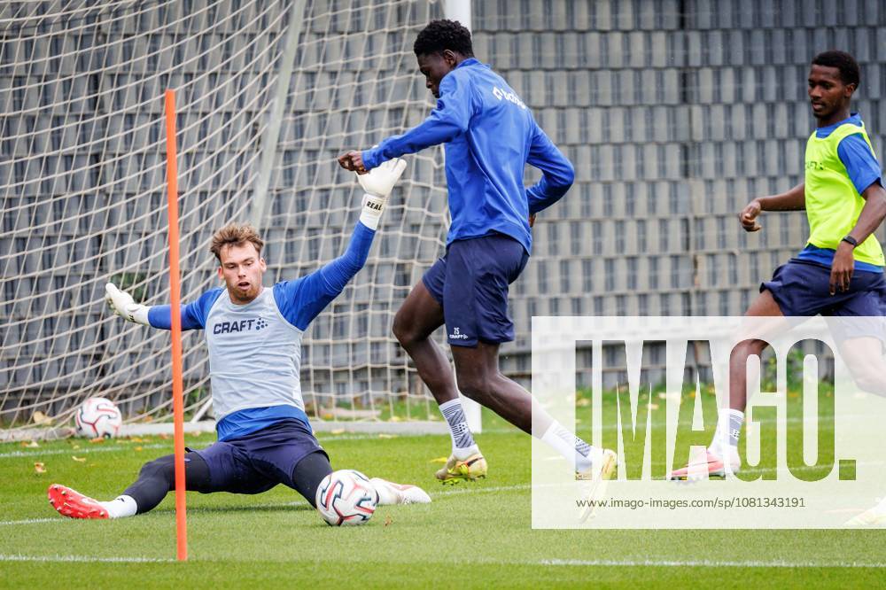 Gent s goalkeeper Kjell Peersman and Gent s Leonardo Lopes Da Silva pictured in action during a training session of Belgian soccer team KAA Gent, Wednesday 19 August 2026 in Gent, in preparations of the first leg of the play-off round for the UEFA Conference League league phase, against Scottish team Hibernian FC. KURTxDESPLENTER x183764499x
