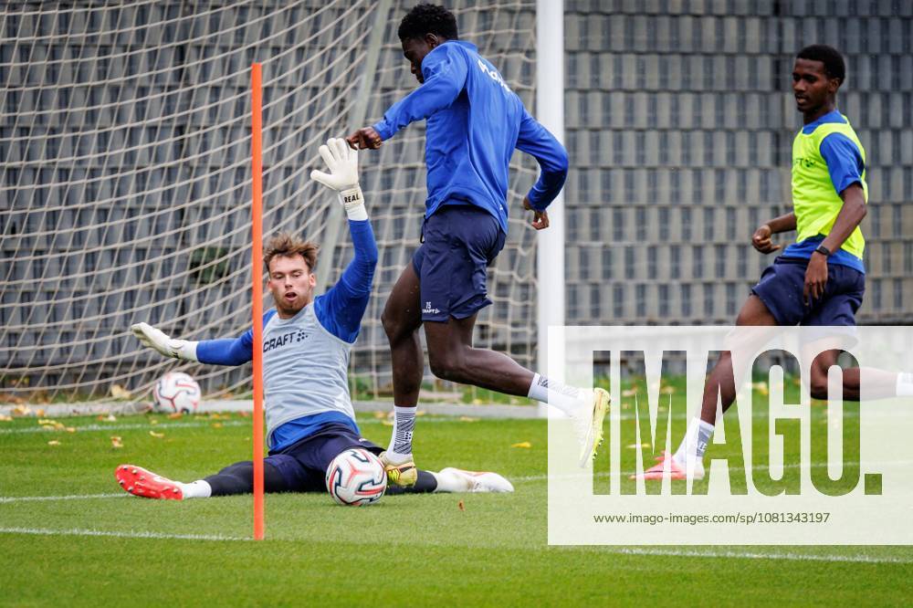 Gent s goalkeeper Kjell Peersman and Gent s Leonardo Lopes Da Silva pictured in action during a training session of Belgian soccer team KAA Gent, Wednesday 19 August 2026 in Gent, in preparations of the first leg of the play-off round for the UEFA Conference League league phase, against Scottish team Hibernian FC. KURTxDESPLENTER x183764478x