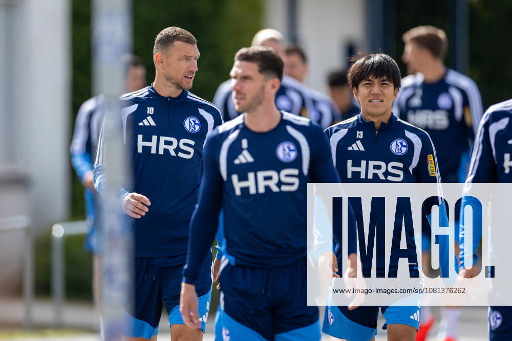 Soccer, FC Schalke 04 training: Edin Dzeko (FC Schalke 04), Robin Gosens (FC Schalke 04), Satoshi Tanaka (FC Schalke 04) at the FC Schalke 04 training facility in Gelsenkirchen, North Rhine-Westphalia, Germany xRHR PHOTO YYx