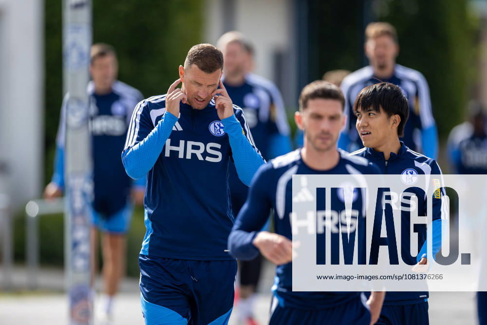 Soccer, FC Schalke 04 training session featuring Edin Dzeko (FC Schalke 04) and Satoshi Tanaka (FC Schalke 04), Gelsenkirchen, FC Schalke 04 training facility, North Rhine-Westphalia, Germany, xRHR PHOTO YYx