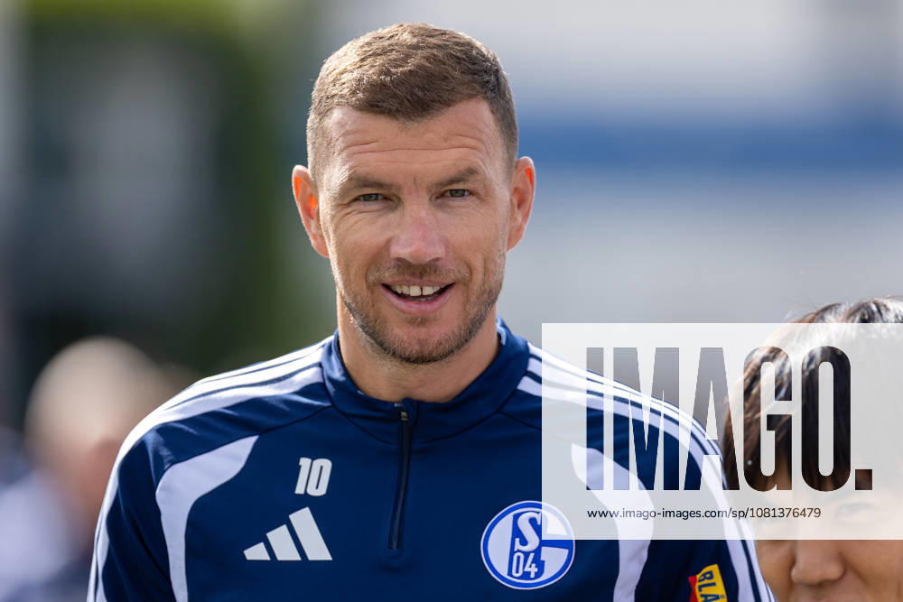Soccer, FC Schalke 04 Practice, Edin Dzeko, FC Schalke 04, Gelsenkirchen, FC Schalke 04 Training Facility, North Rhine-Westphalia, Germany, xRHR PHOTO YYx