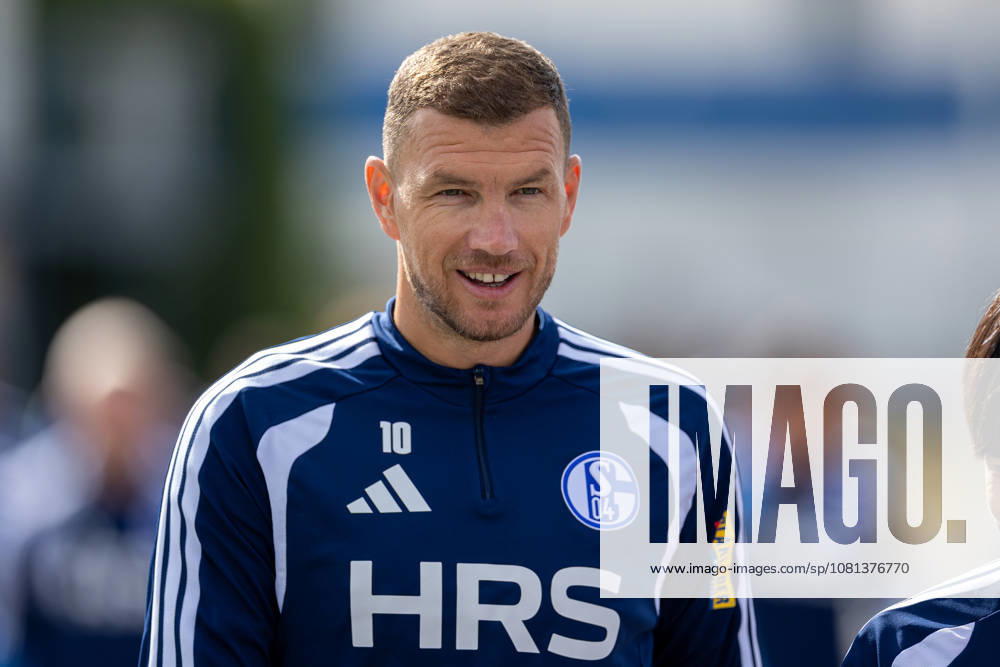 Soccer, FC Schalke 04 practice, Edin Dzeko, FC Schalke 04, Gelsenkirchen, FC Schalke 04 training facility, North Rhine-Westphalia, Germany, xRHR, PHOTO YYx