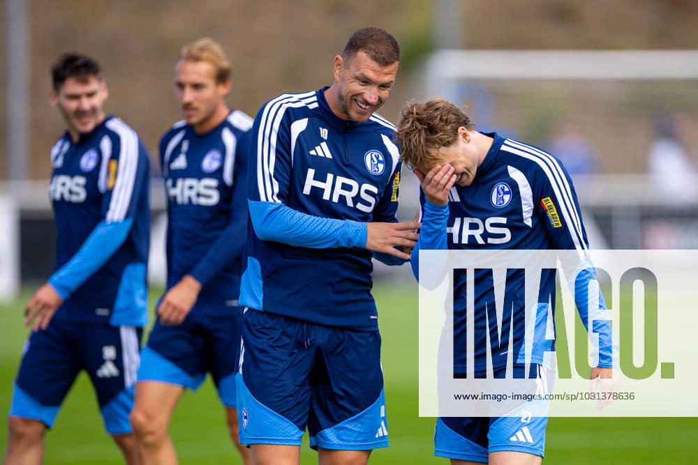 Soccer, FC Schalke 04 practice: Edin Dzeko (FC Schalke 04), Finn Porath (FC Schalke 04), Gelsenkirchen, FC Schalke 04 training facility, North Rhine-Westphalia, Germany, xRHR, PHOTO YYx