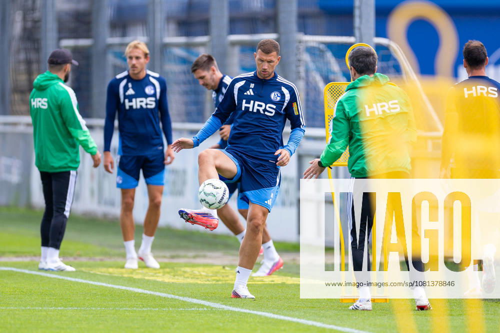 Soccer, FC Schalke 04 practice, Edin Dzeko, FC Schalke 04, Gelsenkirchen, FC Schalke 04 training facility, North Rhine-Westphalia, Germany, xRHR, PHOTO YYx
