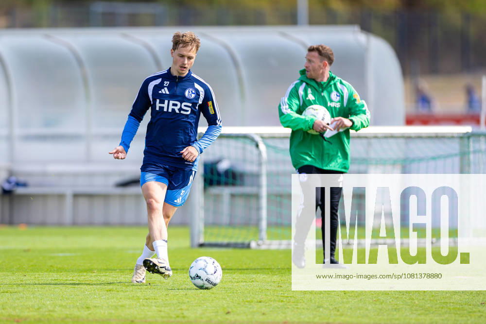 Soccer, FC Schalke 04 practice, photo by Finn Porath, FC Schalke 04, Assistant Coach Eddie Lattimore, FC Schalke 04, Gelsenkirchen, FC Schalke 04 training facility, North Rhine-Westphalia, Germany, xRHR, PHOTO YYx