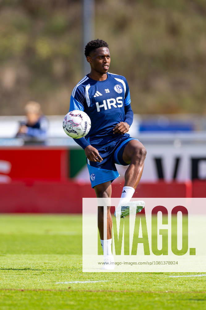 Soccer, FC Schalke 04 training session, Junior Adamu, FC Schalke 04, Gelsenkirchen, FC Schalke 04 training facility, North Rhine-Westphalia, Germany, xRHR, PHOTO YYx