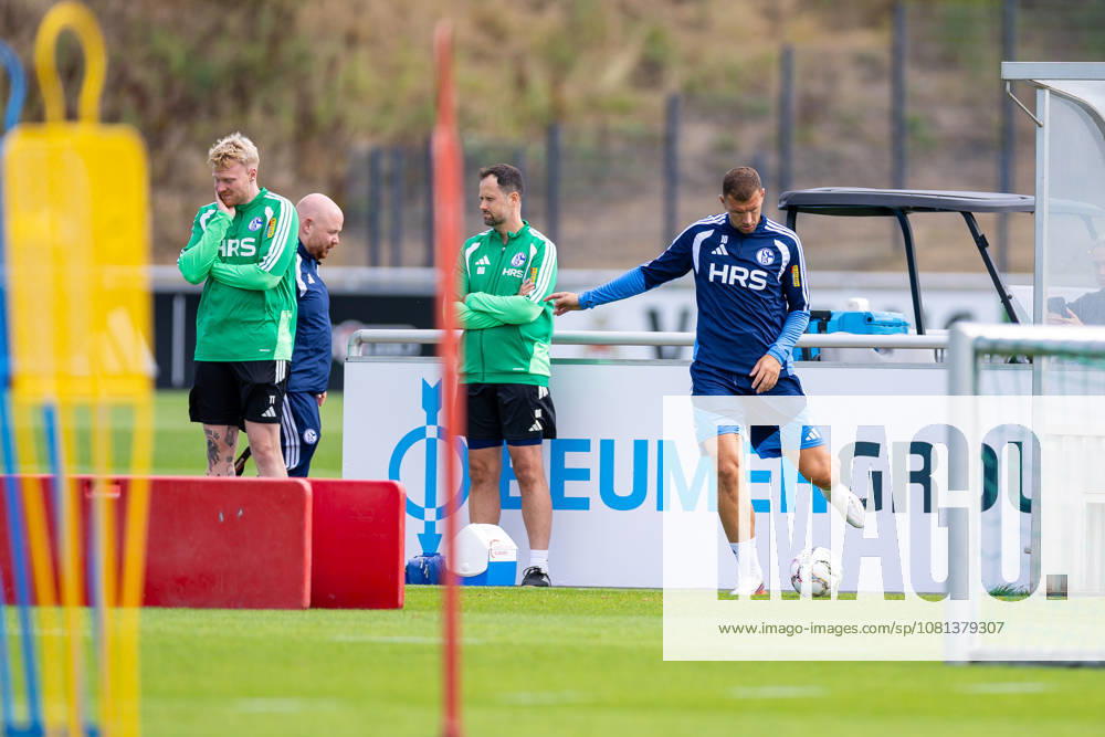 Soccer, FC Schalke 04 practice, Edin Dzeko, FC Schalke 04, Gelsenkirchen, FC Schalke 04 training facility, North Rhine-Westphalia, Germany, xRHR, PHOTO YYx