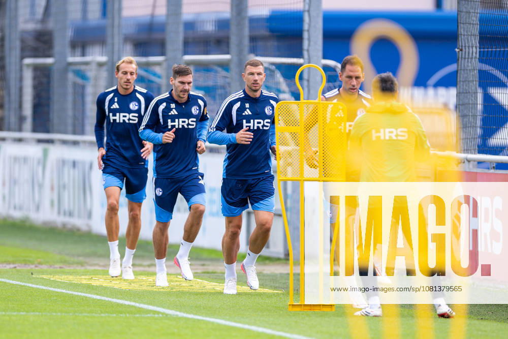 Soccer, FC Schalke 04 training: Timo Becker (FC Schalke 04), Maximilian Wöber (FC Schalke 04), Edin Dzeko (FC Schalke 04) at the FC Schalke 04 training facility in Gelsenkirchen, North Rhine-Westphalia, Germany xRHR PHOTO YYx