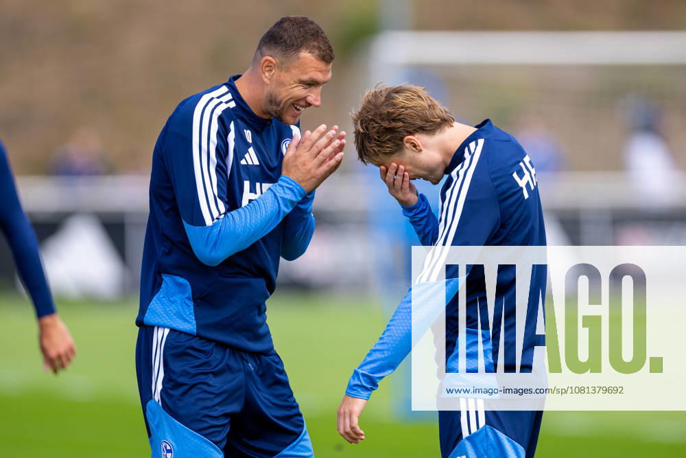 Soccer, FC Schalke 04 practice featuring Edin Dzeko (FC Schalke 04) and Finn Porath (FC Schalke 04), Gelsenkirchen, FC Schalke 04 training facility, North Rhine-Westphalia, Germany, xRHR PHOTO YYx