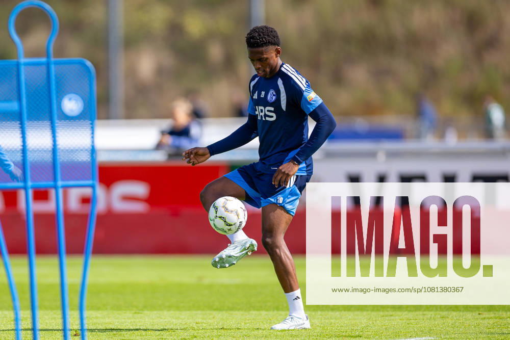 Soccer, FC Schalke 04 training session: Junior Adamu, FC Schalke 04, Gelsenkirchen, FC Schalke 04 training facility, North Rhine-Westphalia, Germany, xRHR PHOTO YYx
