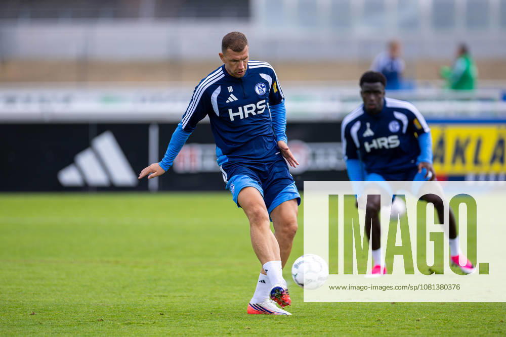 Soccer, FC Schalke 04 Training Session: Edin Dzeko, FC Schalke 04, Gelsenkirchen, FC Schalke 04 Training Facility, North Rhine-Westphalia, Germany, xRHR, PHOTO YYx