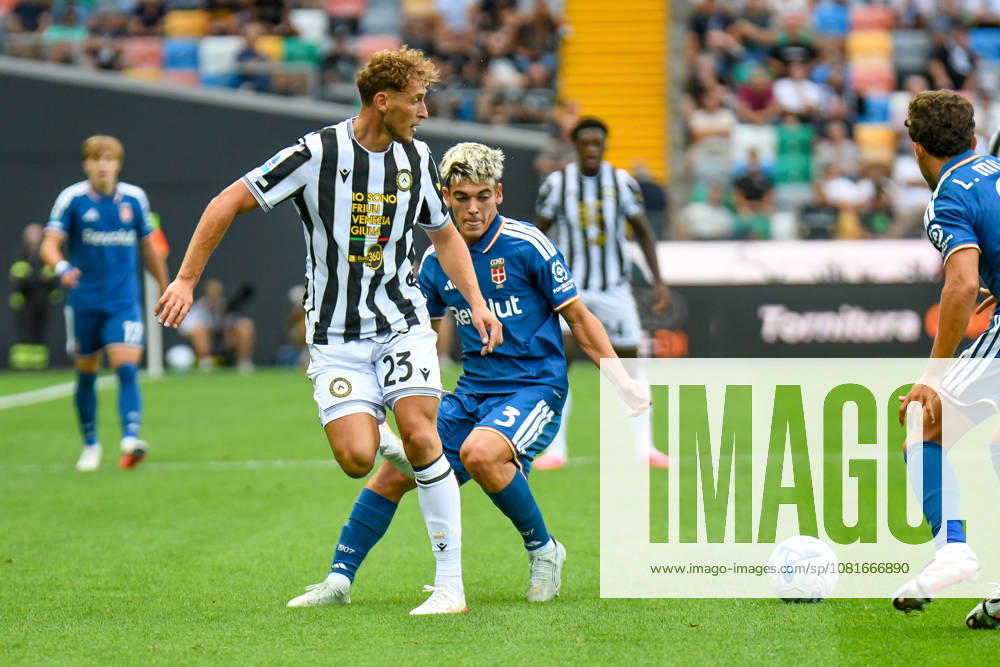 IPA87700790 - Udinese s Mergim Vojvoda in action against Como s Alex Valle during the Udinese Calcio vs. Como 1907 Italian Serie A soccer match in Udine, Italy, on August 22, 2026