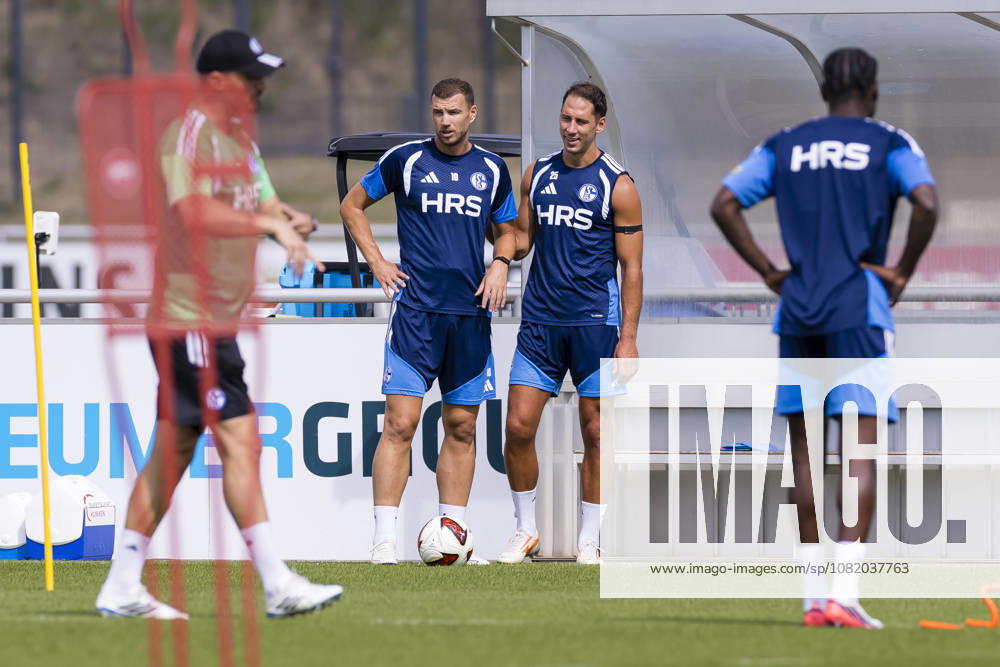 Soccer, FC Schalke 04 practice featuring Edin Dzeko (FC Schalke 04) and Nikola Katic (FC Schalke 04), Gelsenkirchen, FC Schalke 04 training facility, North Rhine-Westphalia, Germany, xRHR PHOTO YYx