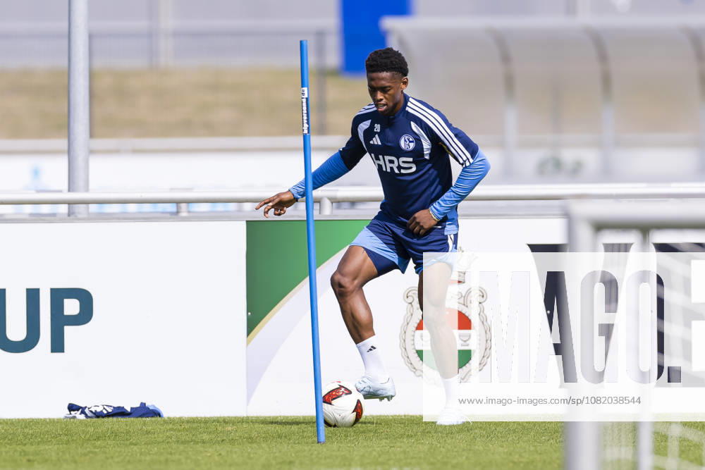 Soccer, FC Schalke 04 training session, Junior Adamu, FC Schalke 04, Gelsenkirchen, FC Schalke 04 training facility, North Rhine-Westphalia, Germany, xRHR, PHOTO YYx