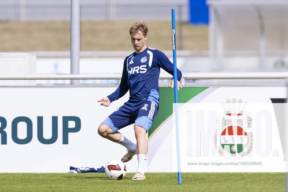 Soccer, FC Schalke 04 practice, Finn Porath, FC Schalke 04, Gelsenkirchen, FC Schalke 04 training facility, North Rhine-Westphalia, Germany, xRHR, PHOTO YYx