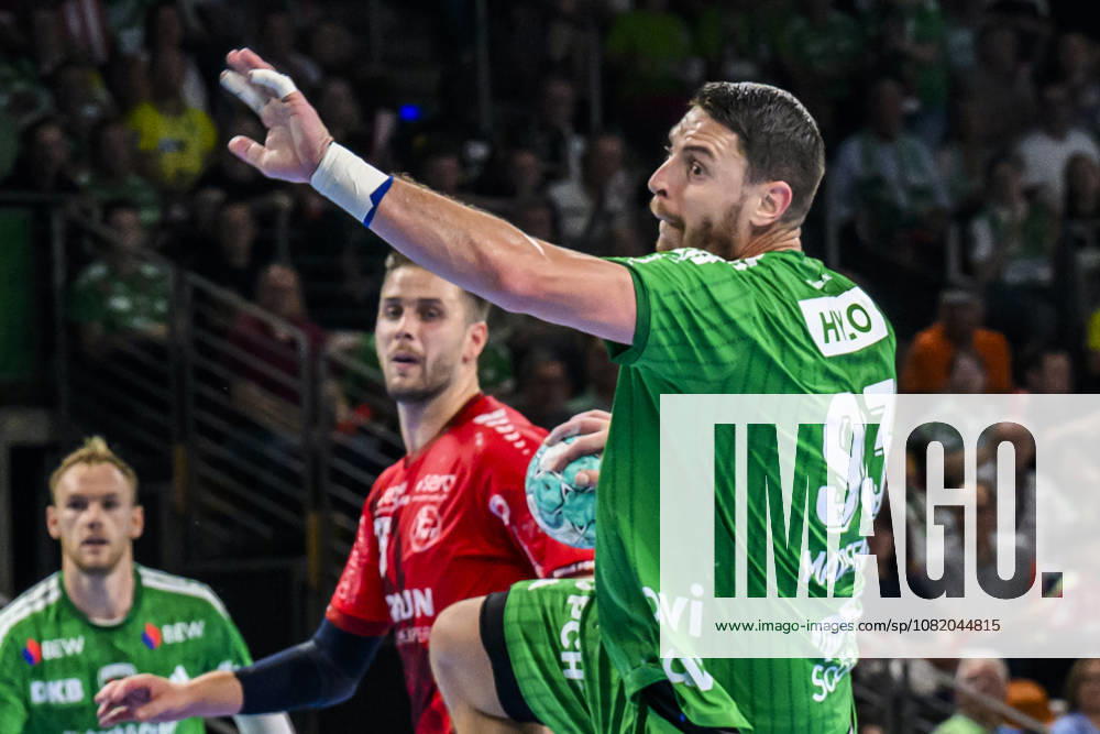 In the photo, from left: Mijajlo Marsenic of Füchse Berlin, 93, heads toward the goal; GER, Berlin, handball, Füchse Berlin vs. MT Melsungen, at the Max Schmeling Halle, August 27, 2026,