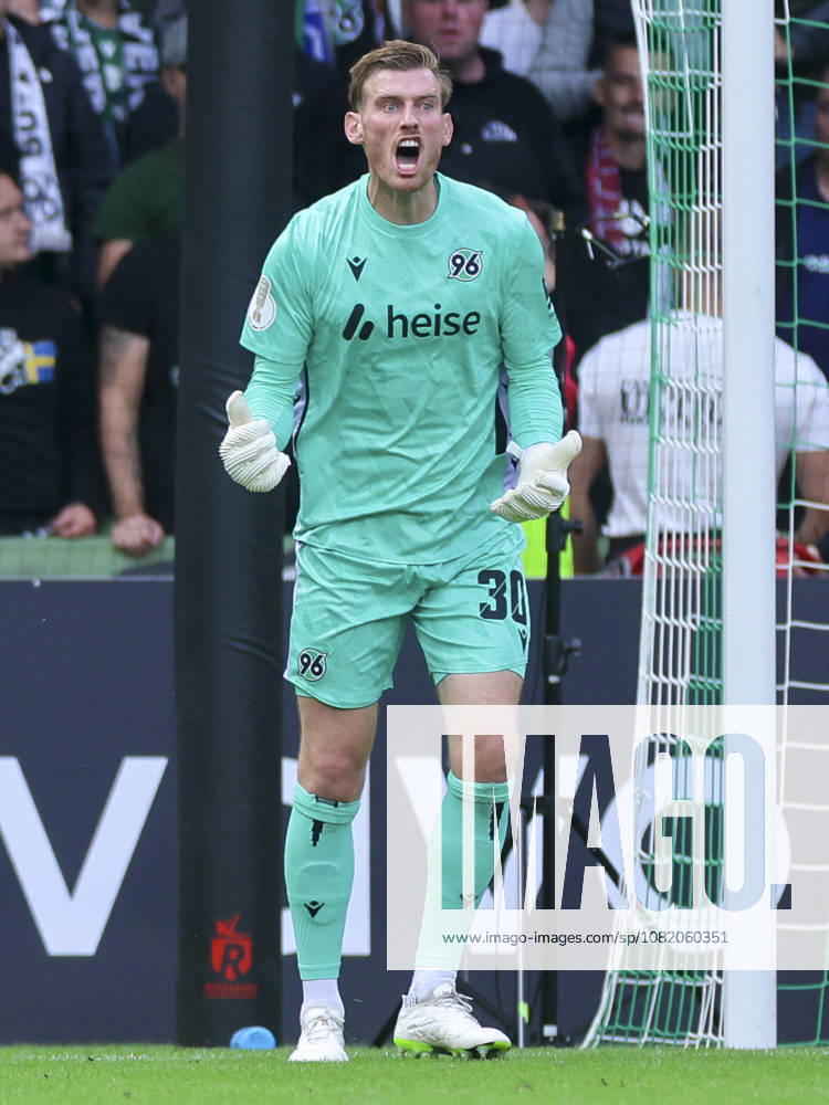Hannover 96 goalkeeper Leo Weinkauf looks disappointed during the DFB Cup match between SV Hemelingen and Hannover 96 at Weserstadion on August 22, 2026, in Bremen, Germany Photo by Marco Steinbrenner, DeFodi Images Goalkeeper Leo Weinkauf of Hannover 96 looks dejected during the DFB Cup match between SV Hemelingen and Hannover 96 at Weserstadion on August 22, 2026 in Bremen, Germany. Photo by Marco Steinbrenner, DeFodi Images. Photo by Marco Steinbrenner, DeFodi Images.