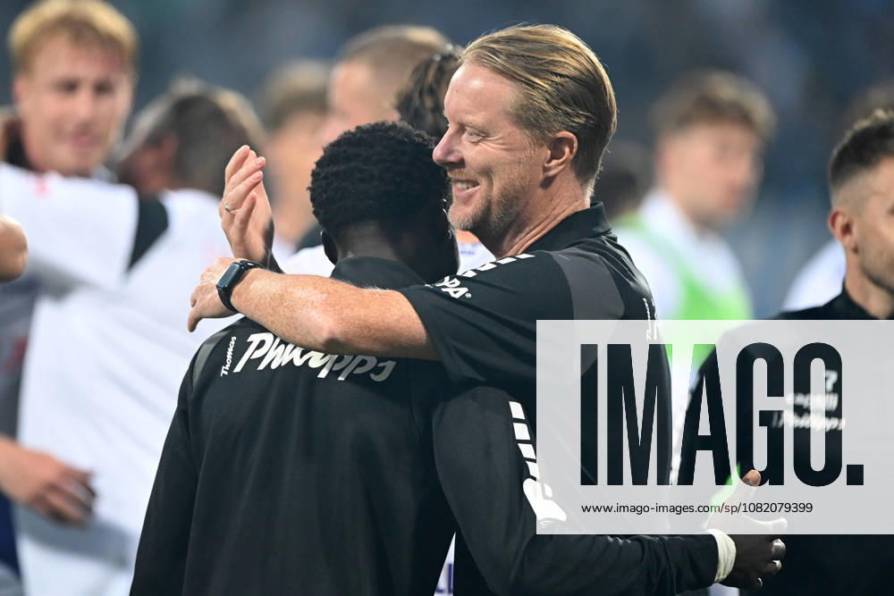 Final celebration, cheers, celebrating, joy, Coach Timo SCHULTZ of VfL Osnabrück thanks goal scorer Ismail BADJIE of VfL Osnabrück. Soccer, 2. Bundesliga, Matchday 3, VfL Bochum (BO) vs. VfL Osnabrück (OS) 0–1 on August 28, 2026, at the Vonovia Ruhrstadion in Bochum, Germany. DFL regulations prohibit any use of photographs as image sequences and or quasi-video. Â