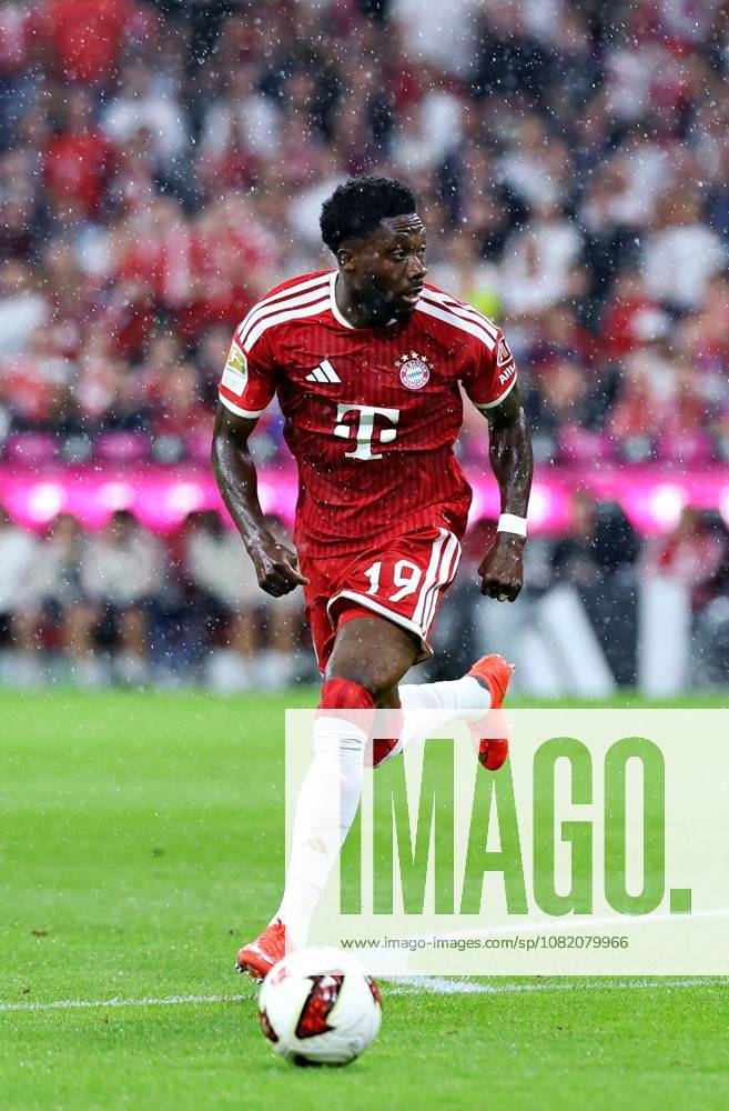 GER, Soccer, Men s, Bundesliga 1, 2026–2027 Season, Matchday 1, FC Bayern Munich vs. VfB Stuttgart, Individual Play, Full-Body Shot, Isolated Figure, Alphonso Davies, FC Bayern Munich, 19, DFB and DFL regulations prohibit any use of photographs as image sequences and or quasi-video, Munich, Allianz Arena, Bayern, Germany